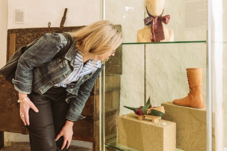 Amüsante Zeitreise mit Sprichwörtern und Redewendungen am kommenden Sonntag, 6. August um 15 Uhr im Kreismuseum Wewelsburg (Foto: Lina Loos ©Kreismuseum Wewelsburg)